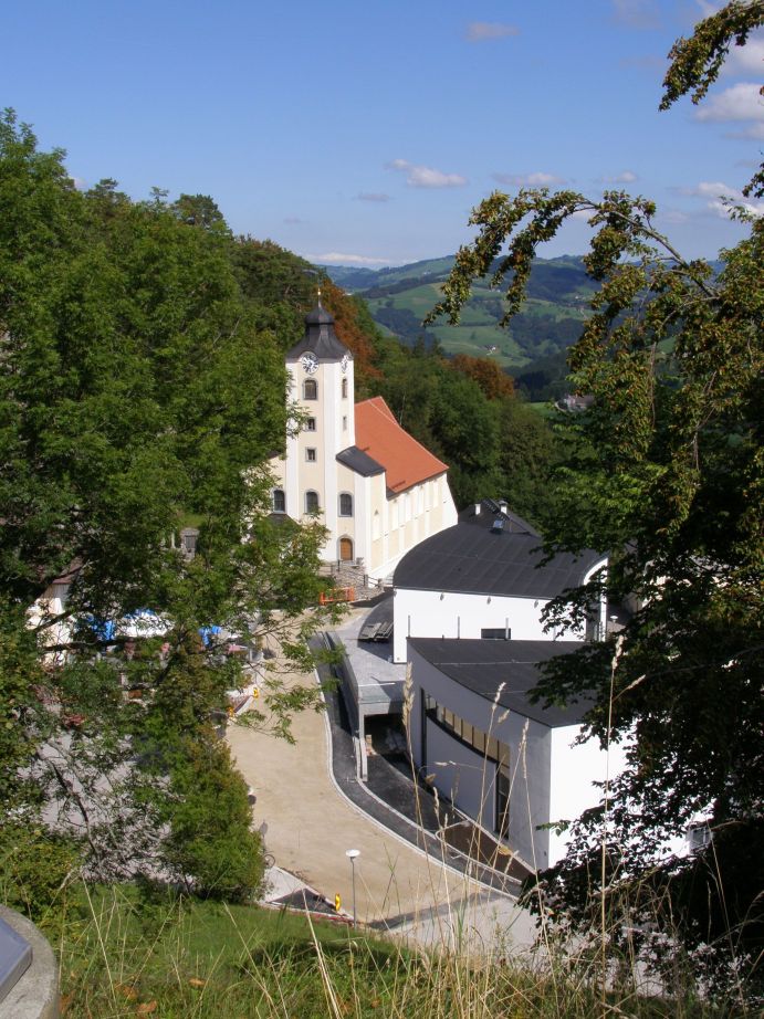 Die Kirche mit dem neu errichteten Pfarrhaus